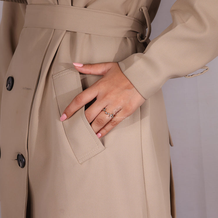 Nature inspired wedding band designed as a diamondrensu band.
