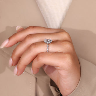 Diamondrensu ring with a shared prong design and sparkling round cut diamond.
