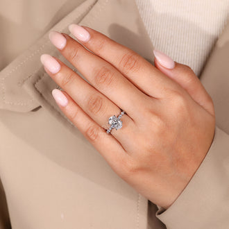 Round cut diamond ring with IGI certified diamonds, perfect for any occasion.
