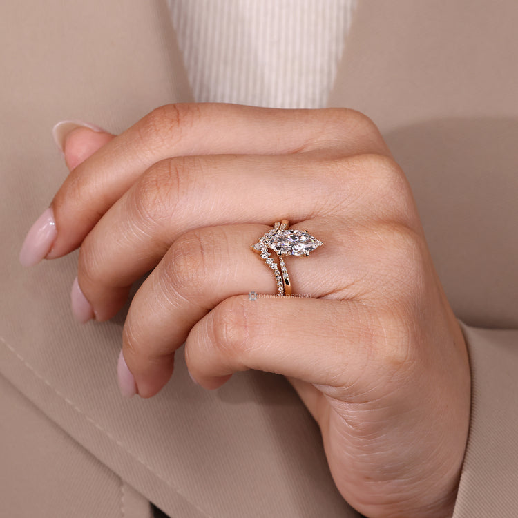 V shaped band complements the stackable band.