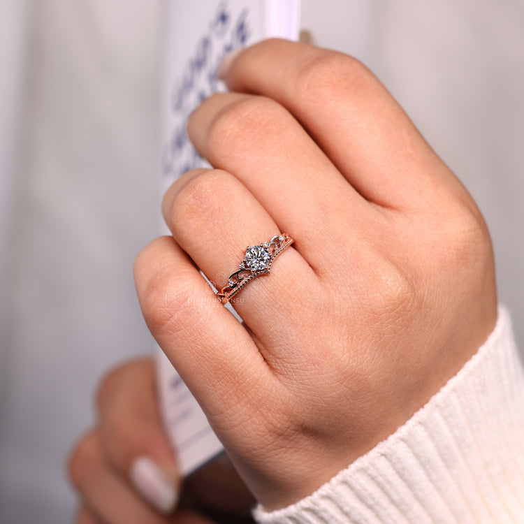 Six prong setting round diamond ring.
