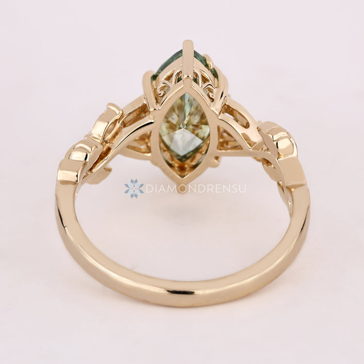 Diamondrensu presents a green marquise center stone ring.