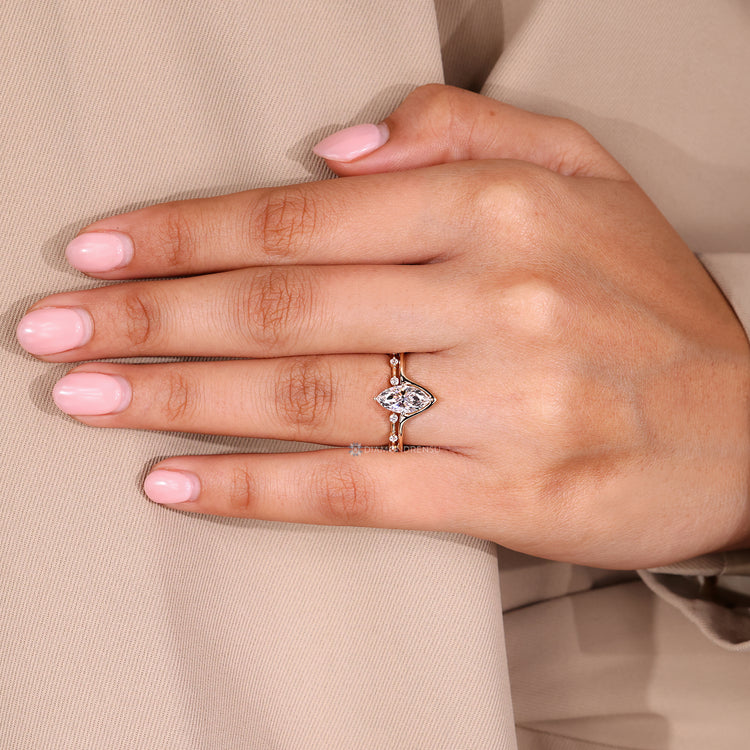 Diamondrensu presents a marquise cut wedding ring with solitaire style.