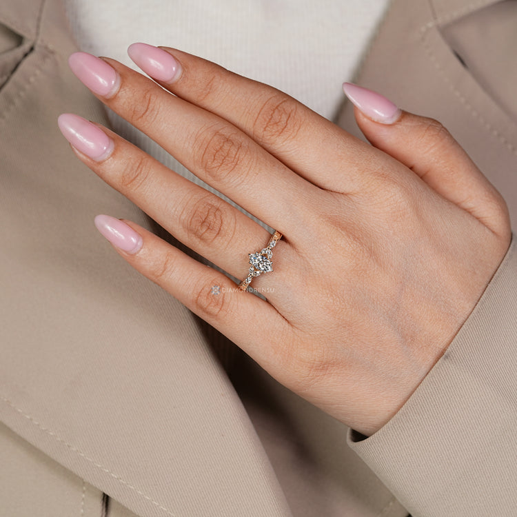 Six claw prong setting with Muse Setting and seven stone style.