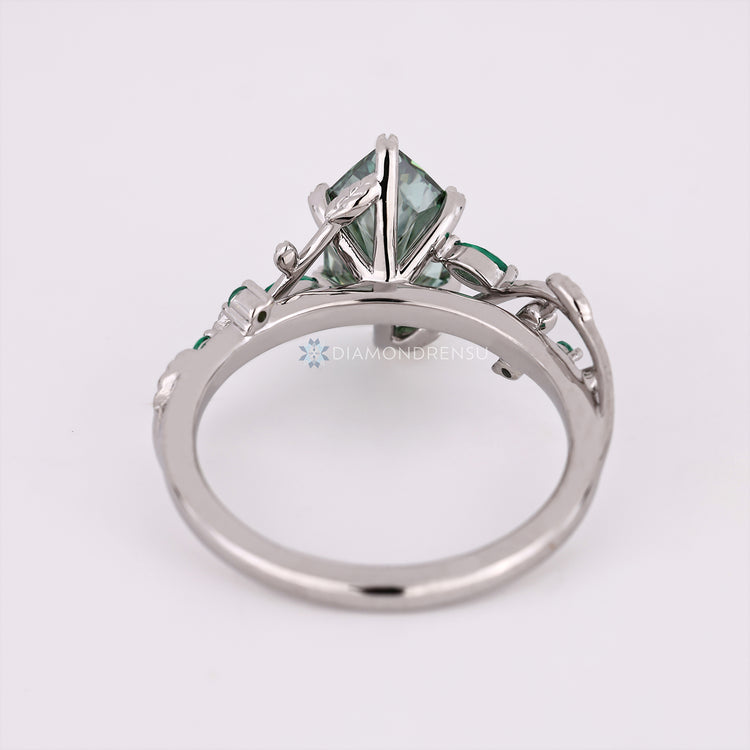 Handmade Dutch marquise diamond ring by Diamondrensu with IGI certified lab grown diamond.