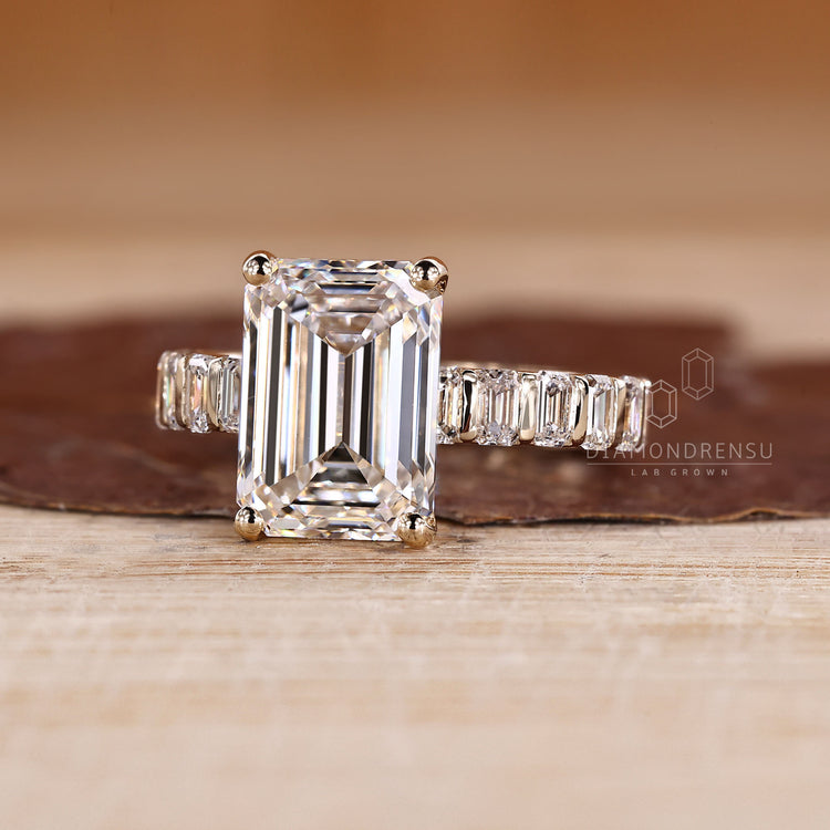 IGI certified emerald cut diamond ring by Diamondrensu.
