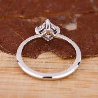 Diamondrensu engagement ring glows with refined detail.