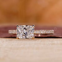 Yellow gold ring with a round cut diamond, perfect for any special occasion.
