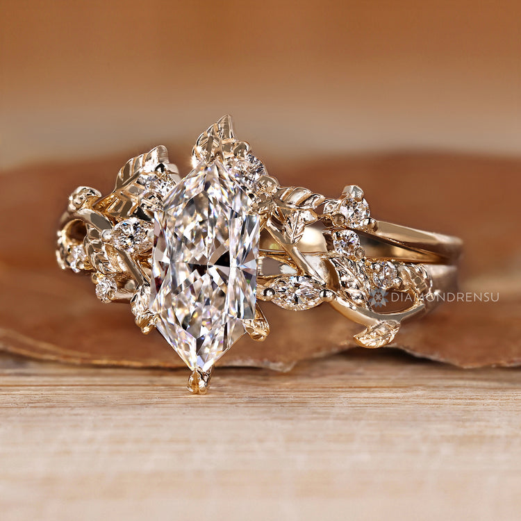 Handmade Dutch marquise ring with curvy design
