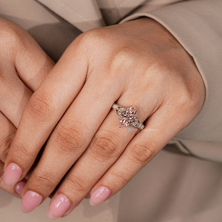 Diamondrensu Art Deco diamond ring with vintage style and milgrain details.