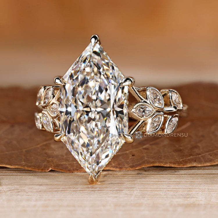 Handmade Dutch marquise engagement ring by Diamondrensu.