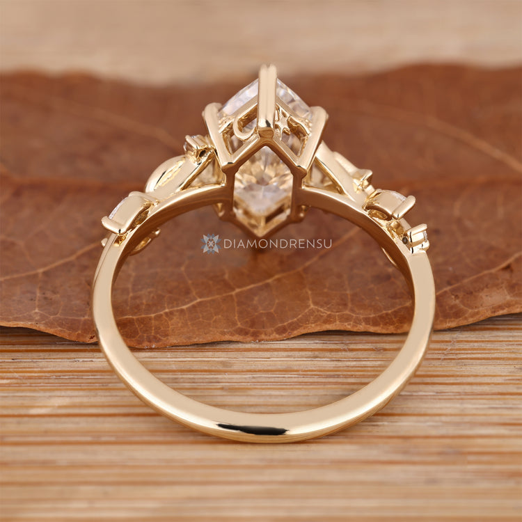 Nature inspired Dutch marquise ring with round side stones.
