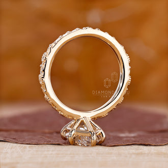 Diamondrensu engagement ring featuring a marquise diamond, designed with vintage-inspired art deco elements.
