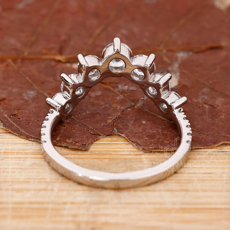 Diamondrensu wedding band with a sleek and elegant profile.
