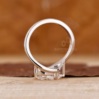 Diamondrensu engagement ring with marquise diamond.