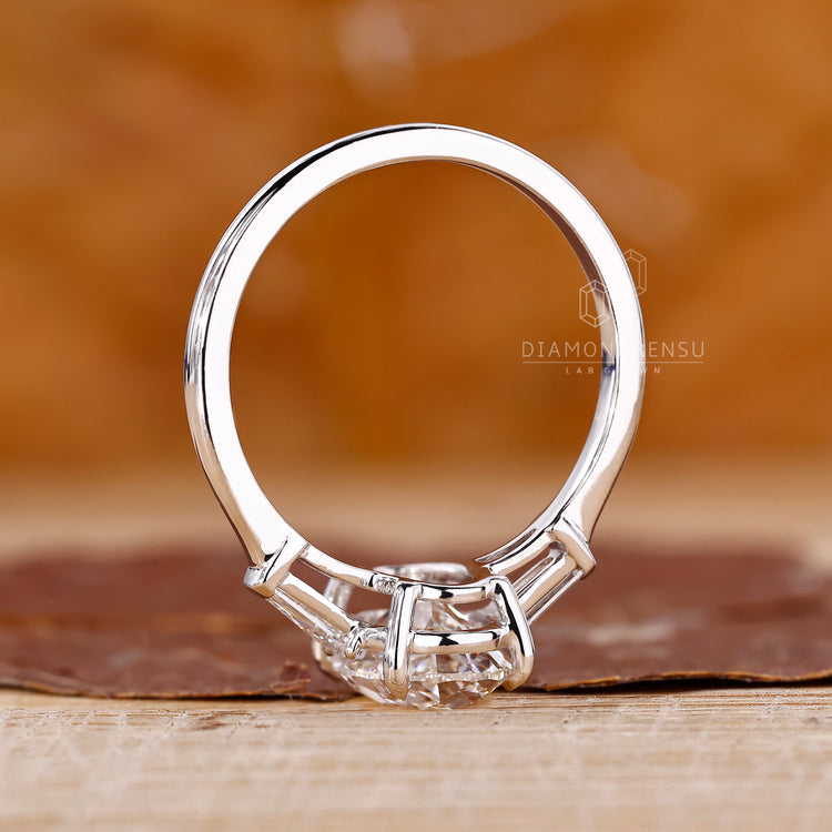 4 claw prong setting completes a bar setting ring.
