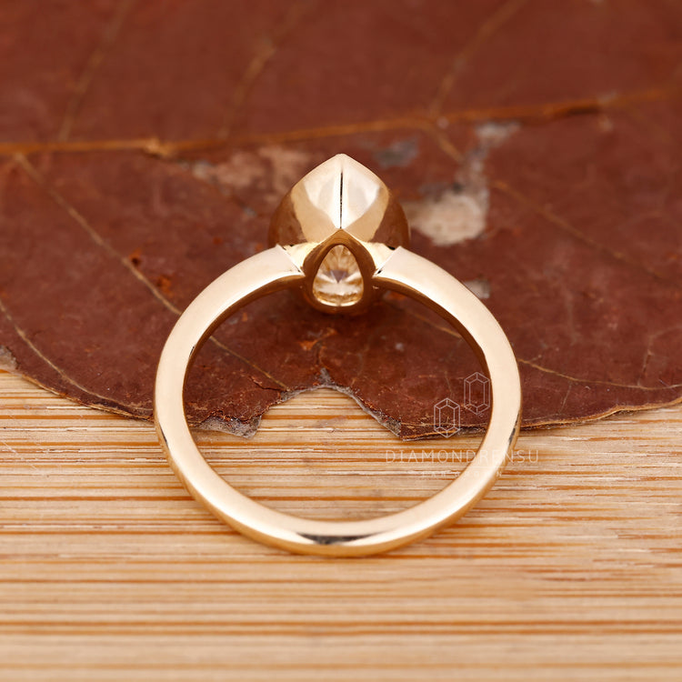 8 claw prong setting on solitaire pear cut engagement ring.
