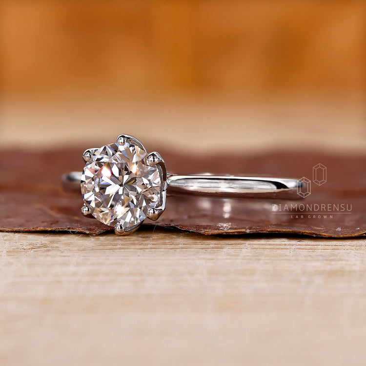 This solitaire ring features classic beauty.
