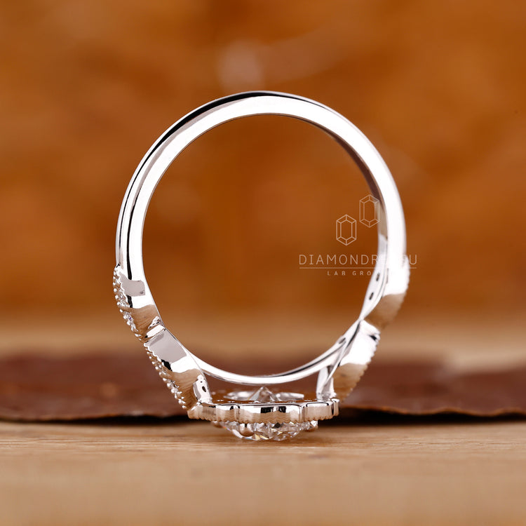 Diamondrensu engagement ring with marquise outline.