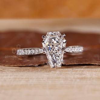 Cathedral setting ring crafted with IGI certified diamond.
