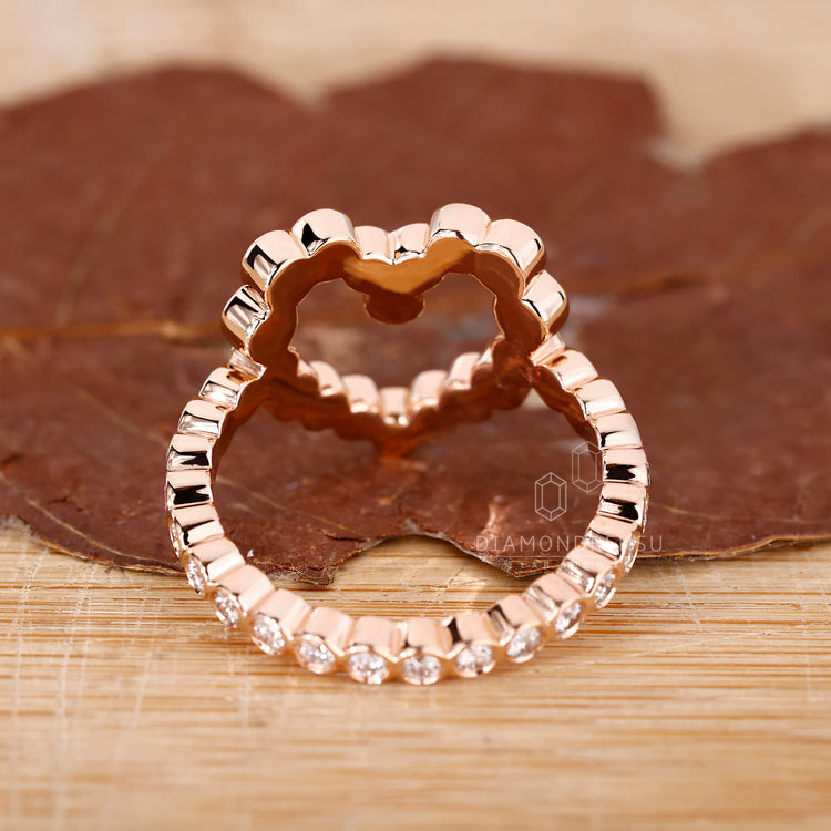 Diamondrensu engagement ring with round diamond bezel setting.
