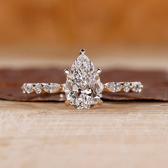 This pear diamond ring has a soft and graceful shape.
