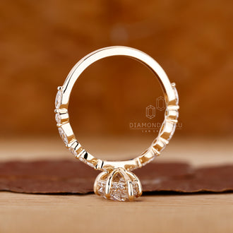 The lab grown diamond offers great shine and clarity.
