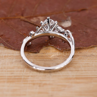 Diamondrensu engagement ring with elegant 6 claw prong.
