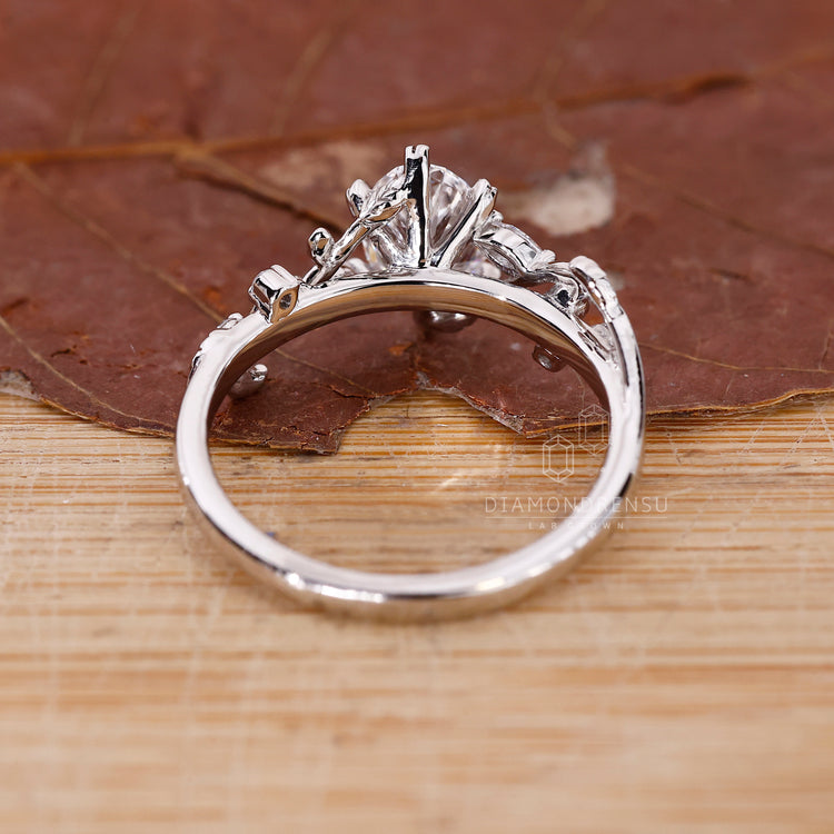 Diamondrensu engagement ring with elegant 6 claw prong.
