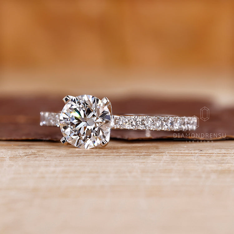 The 4 tab prong ring keeps the center stone secure.
