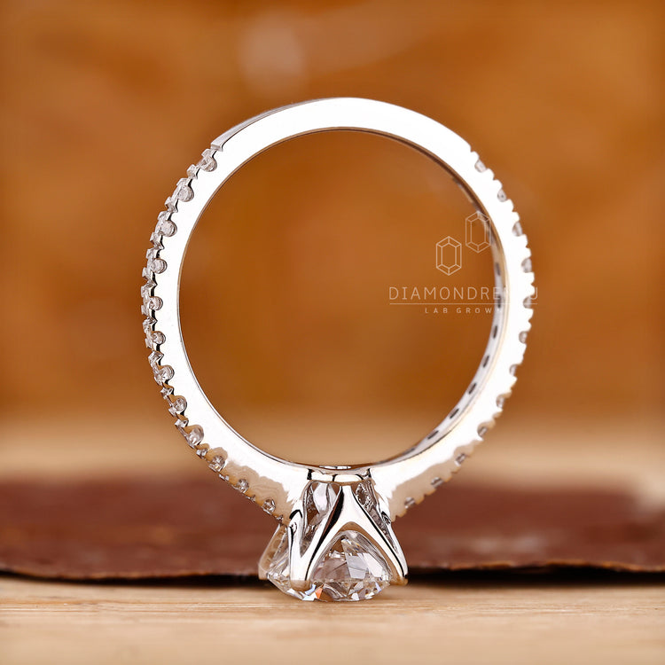 The Diamondrensu engagement ring is made with great attention.