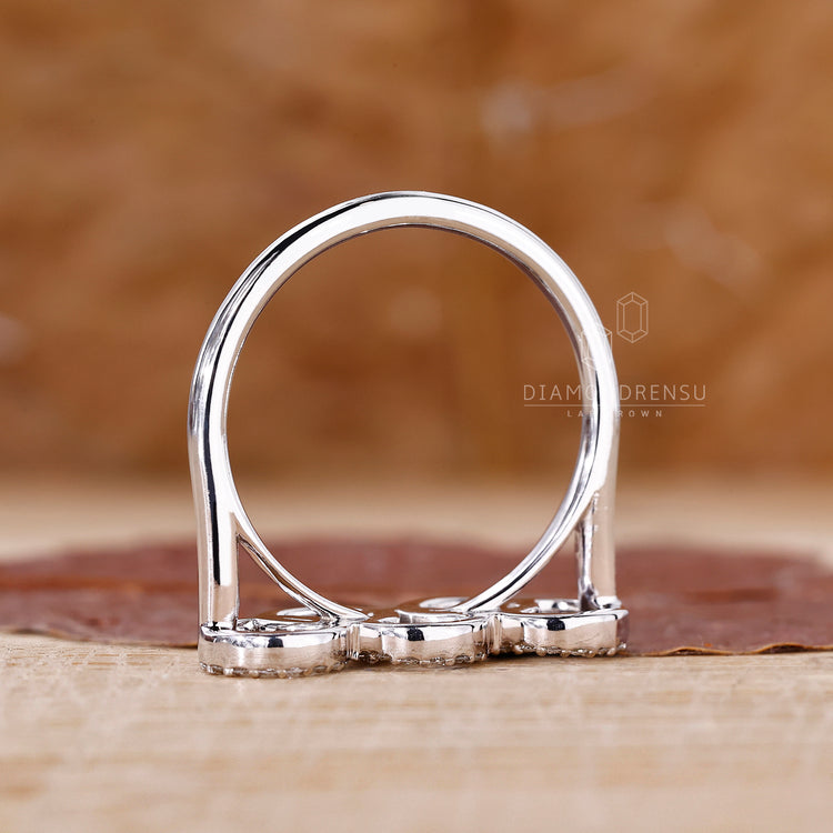 Diamondrensu engagement ring with circular elegance.
