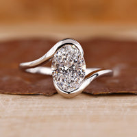 Oval diamond ring in white gold.
