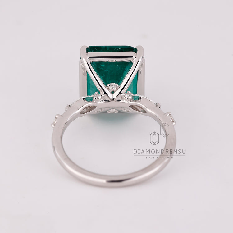 Diamondrensu emerald gemstone engagement ring.
