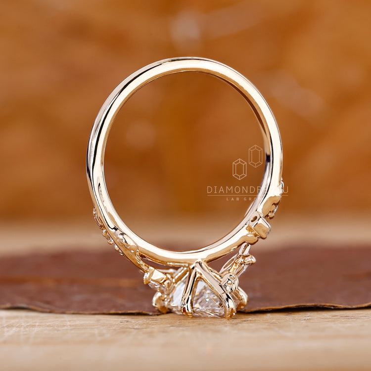 Diamondrensu Engagement Ring with fine detailing.

