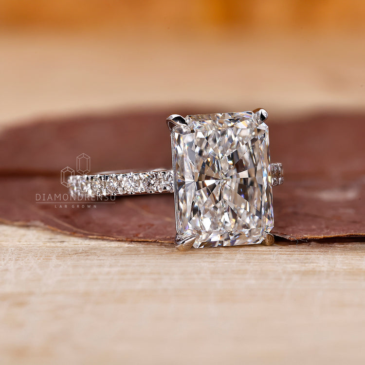 Round cut pave band ring offers a sparkling finish with delicate craftsmanship.

