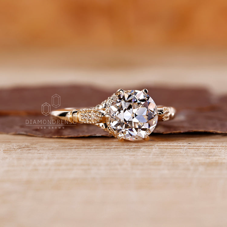 Diamondrensu engagement ring with vintage features.
