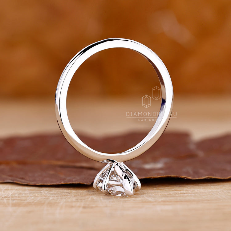 Diamondrensu engagement ring offering modern beauty and style.
