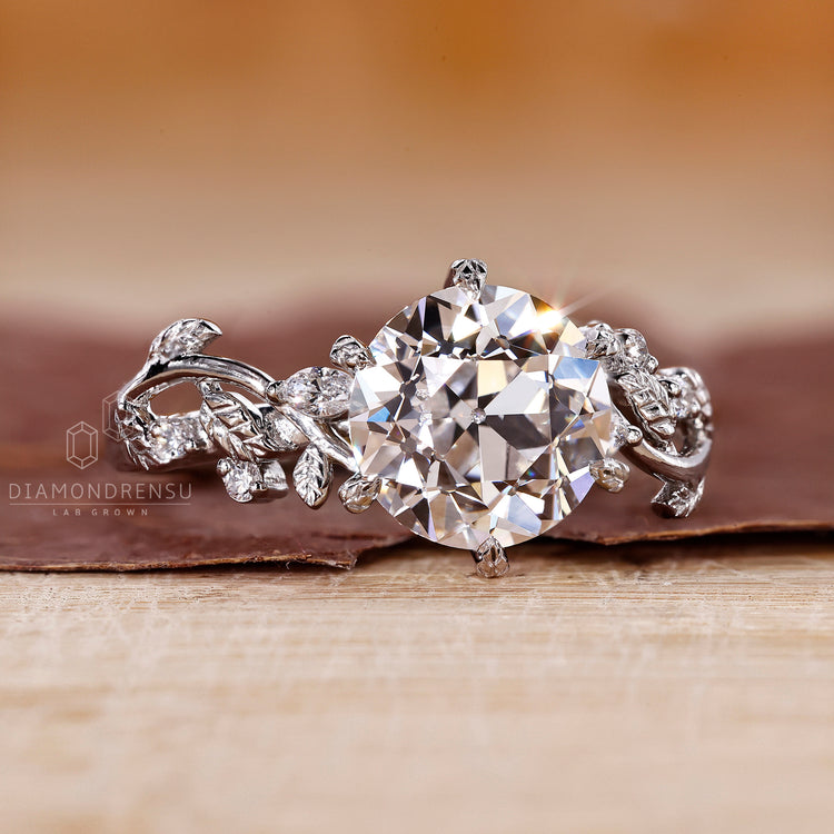 Leaf style pave ring reflecting nature’s beauty in design.
