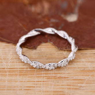 Diamondrensu wedding band in white gold with round diamonds set in a full eternity design.
