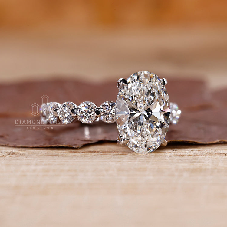 Oval and round diamond combination creates a unique and stunning style.
