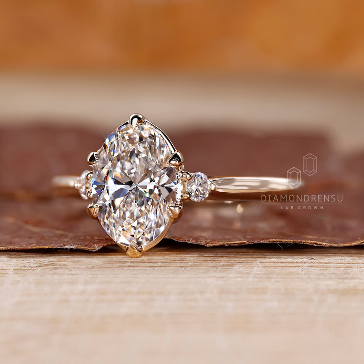 6 claw prong setting on tapered shank ring.
