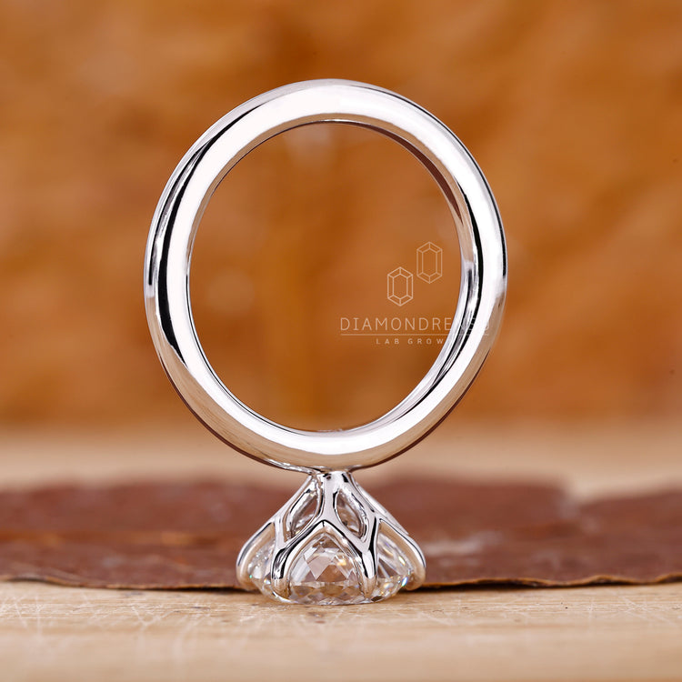 Diamondrensu engagement ring made for lifelong memories.
