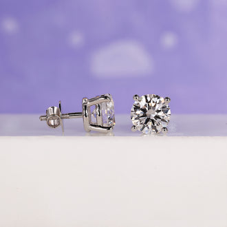 3 carat earrings featuring round diamond and IGI certified quality for lasting sparkle.
