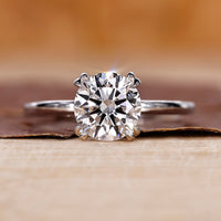 Round brilliant diamond solitaire engagement ring in white gold.
