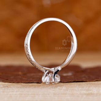 Diamondrensu engagement ring featuring IGI certified lab grown diamond.
