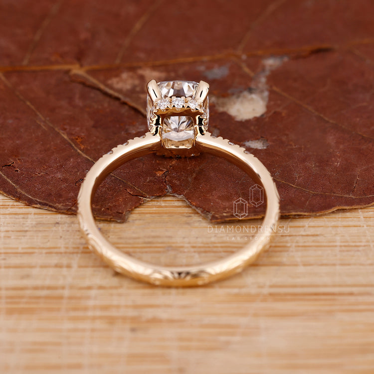 Diamondrensu ring with 4 claw prong setting and open gallery design.
