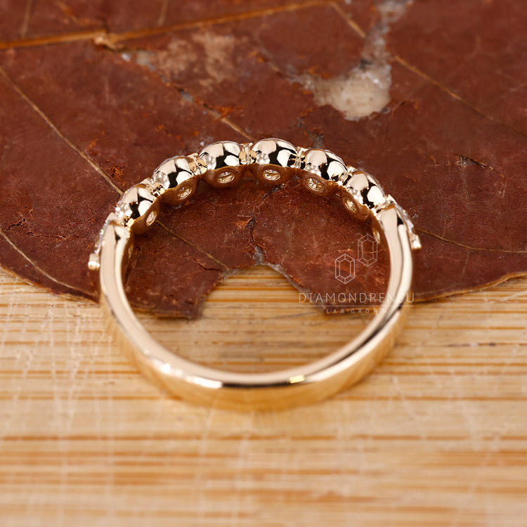 Diamondrensu band with precise artistry.
