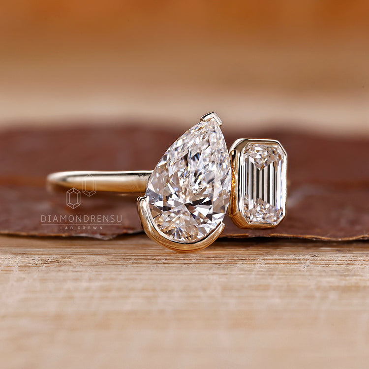 LGI certified pear emerald toi et moi diamond ring.