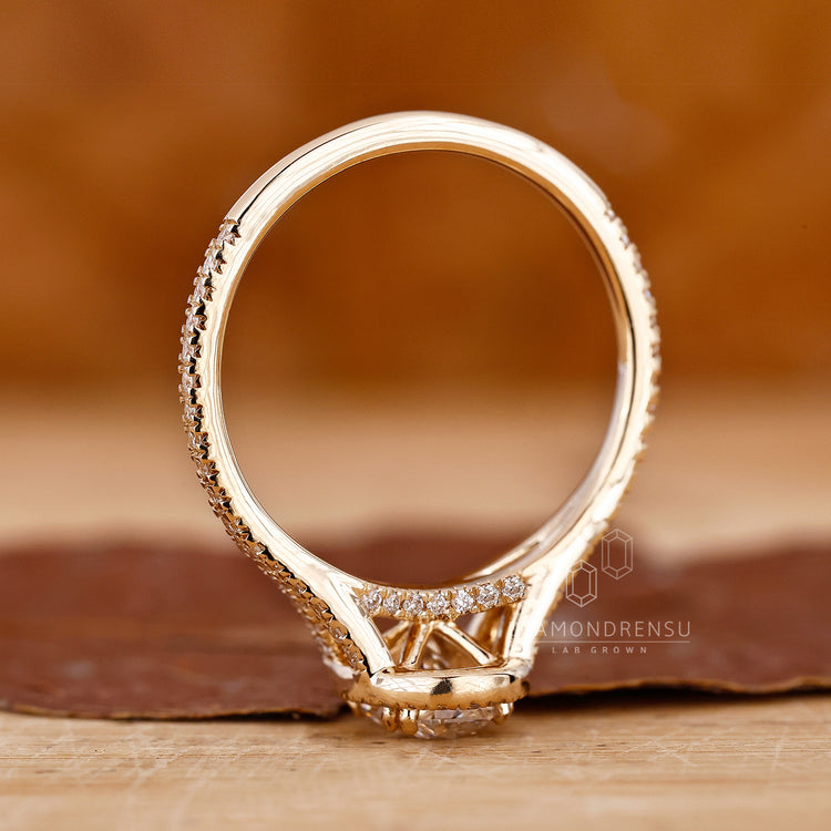 Oval diamond ring with handmade design by Diamondrensu.